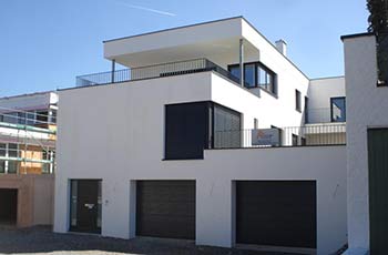 Drei H&auml;ser am Hang in Weissensberg